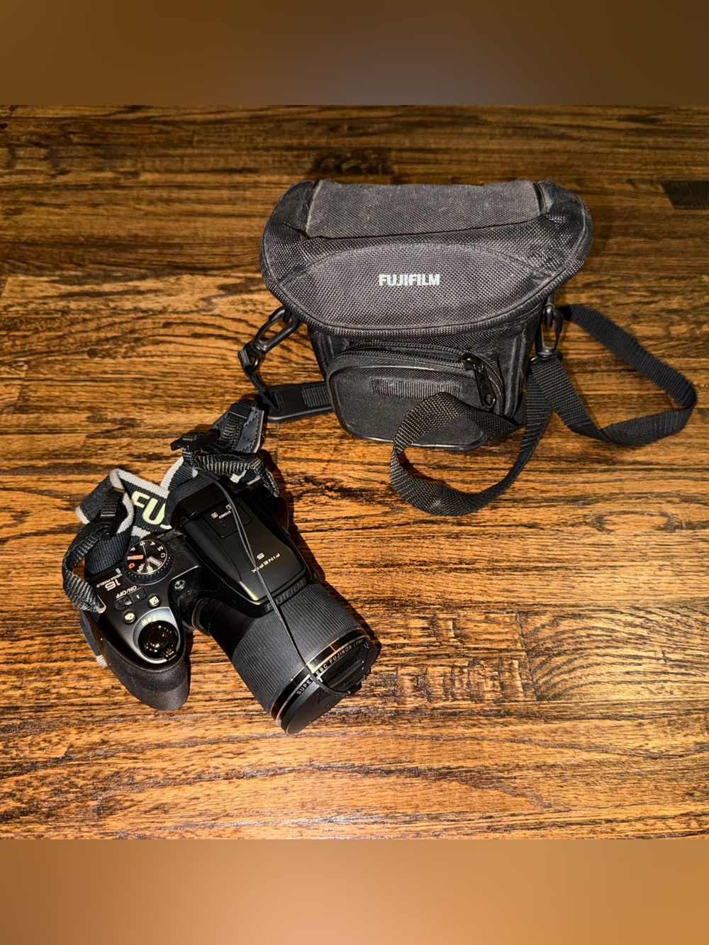 Fujifilm Finepix S8200 16.2MP, Wide 24MM 40X Optical Zoom Lens w/ Carrying Case